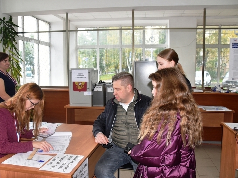 Семейные походы в избирательный ящик: депутаты Архангельской области голосуют «семейным» пакетом